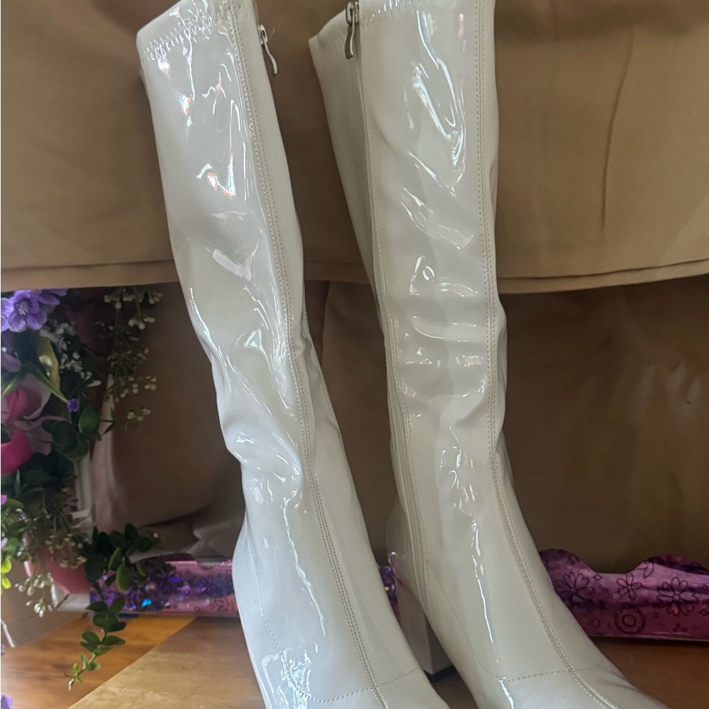 Chic White Patent Leather Heeled Boots - Picture 4 of 5